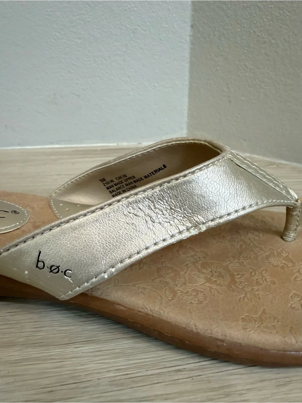 b.o.c. By born Women’s Metallic Gold Thong Sandals flip flops size 9